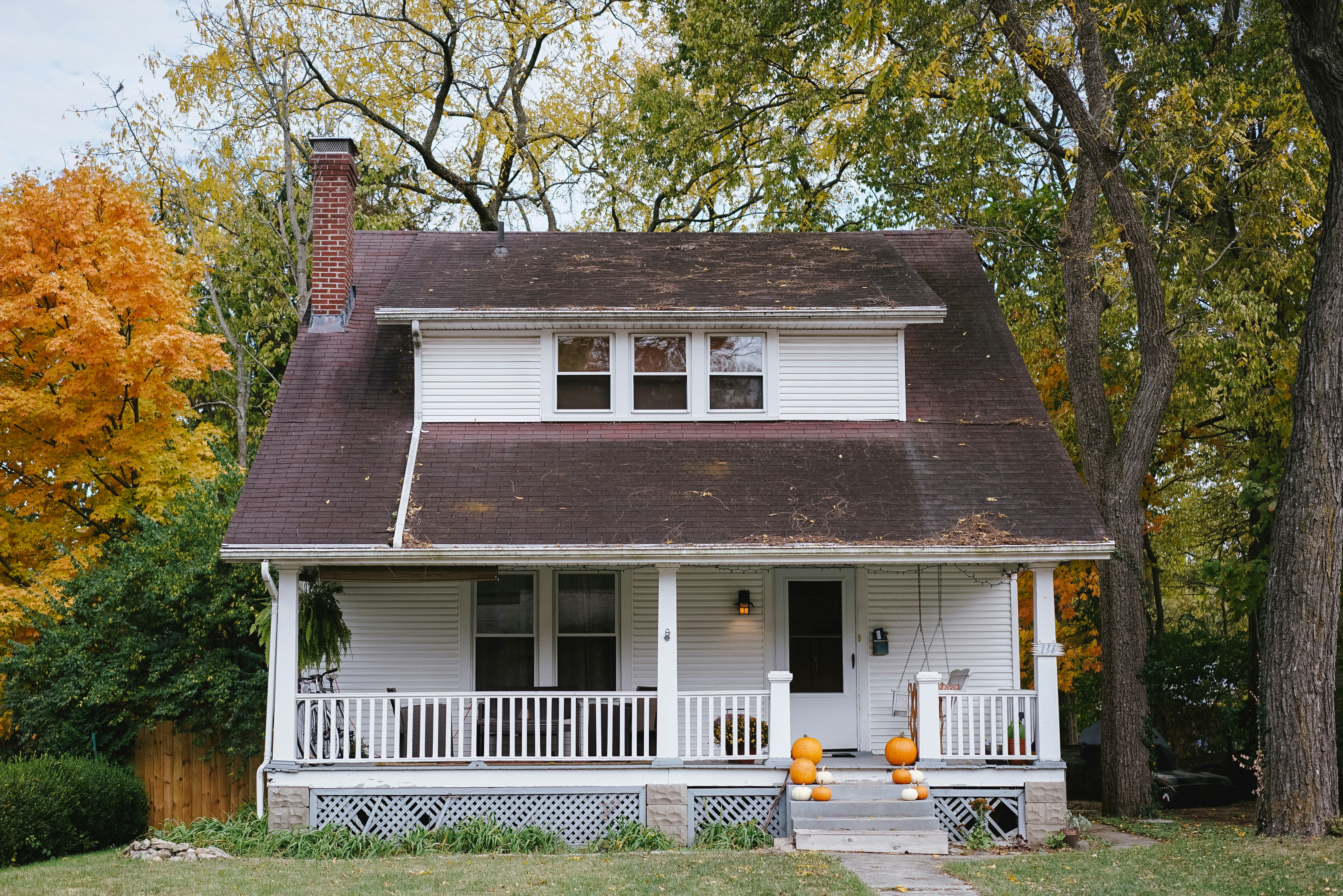 White siding ranch home with stone entry and green lawn — sold fast for cash in Atlanta Georgia